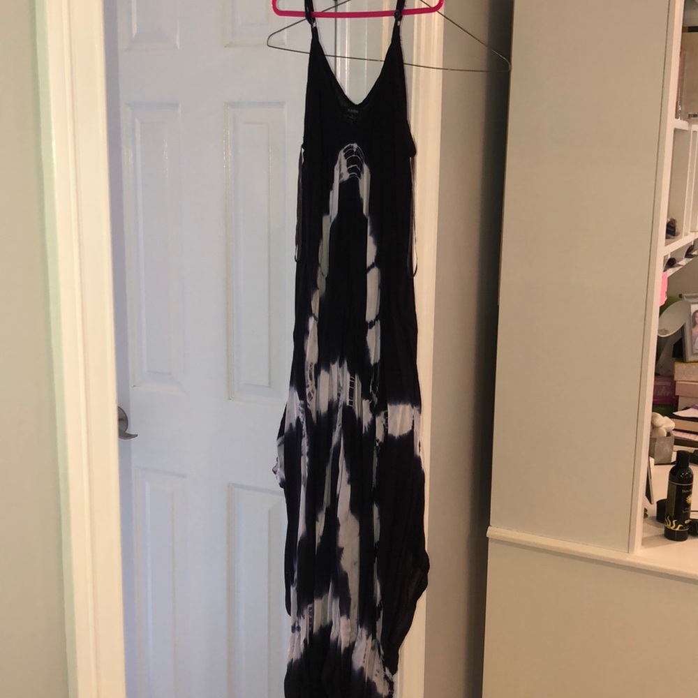 Adorable long flowy tie die dress!